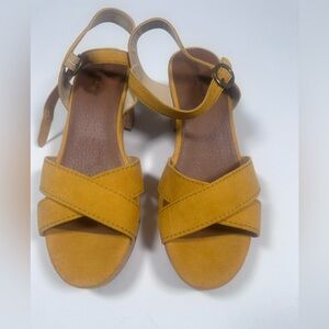 American Eagle Women's Sz 8 Suede Mustard Wood Heel Sandles/Adjustable Straps